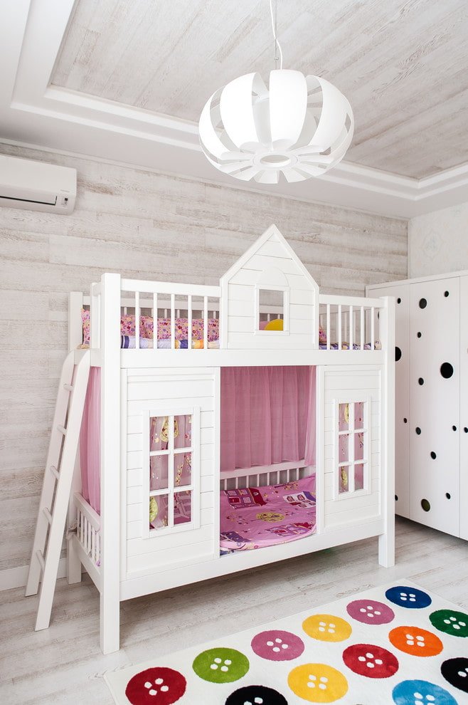 roble blanqueado en el techo de la habitación de los niños