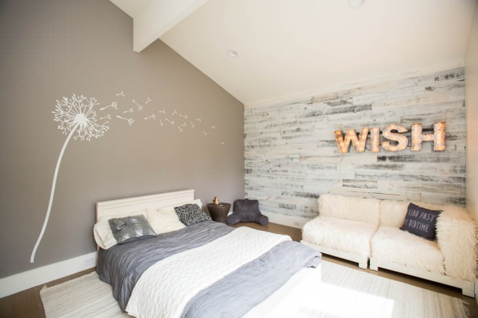 Laminado gris y blanco en la pared
