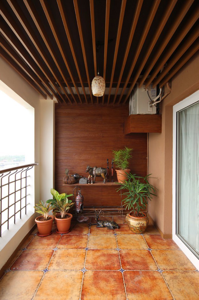 Balcón abierto con pared de madera