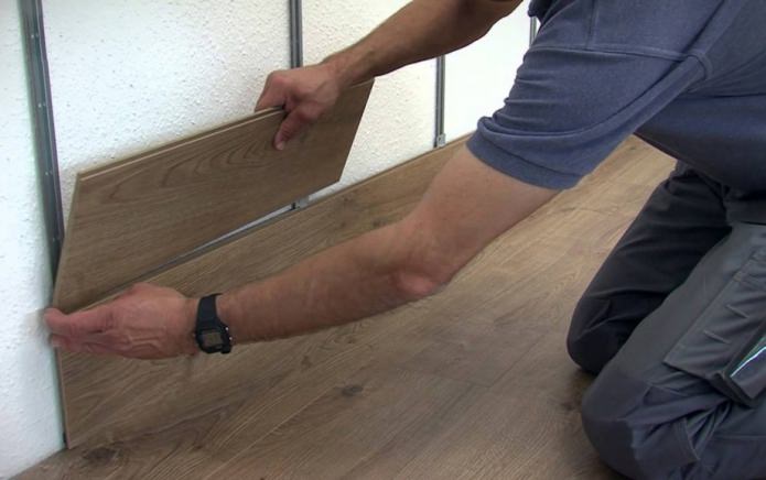 Listón para la colocación de tableros laminados en la pared