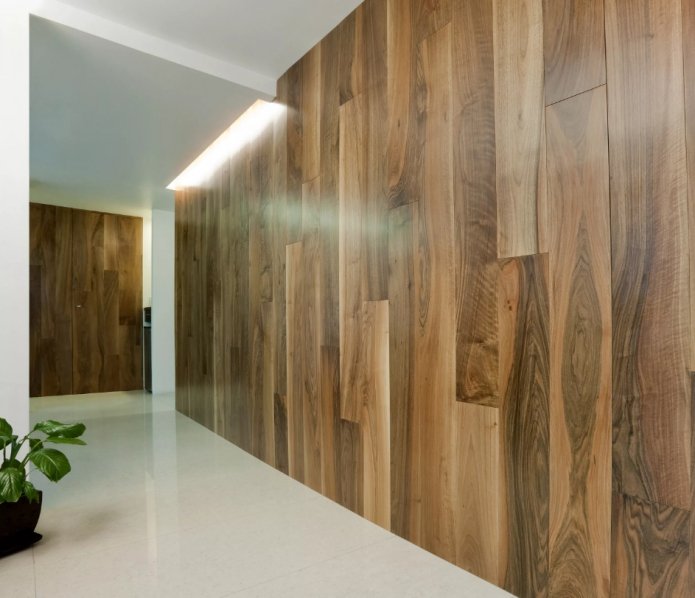 Laminado en la pared del pasillo