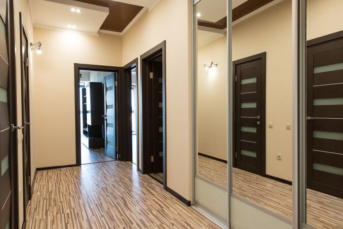 Laminado brillante en el pasillo