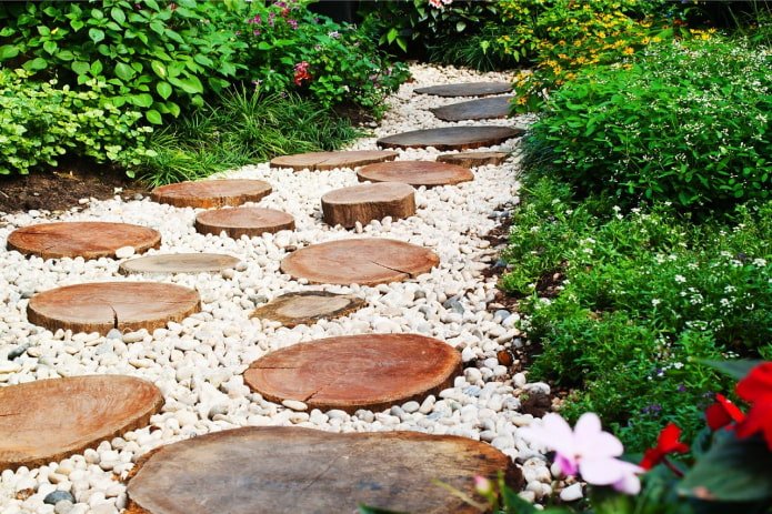 Sendero de piedras y madera