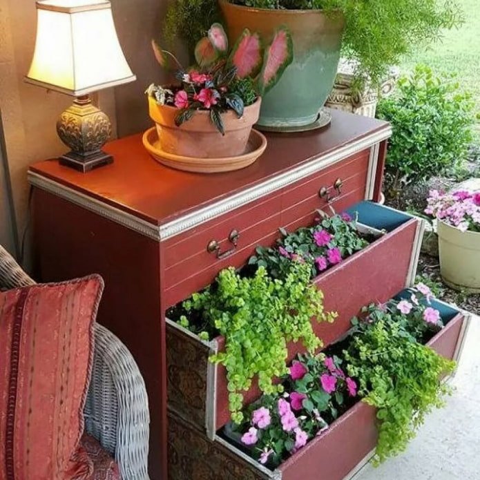 Cómoda con flores en la casa de campo
