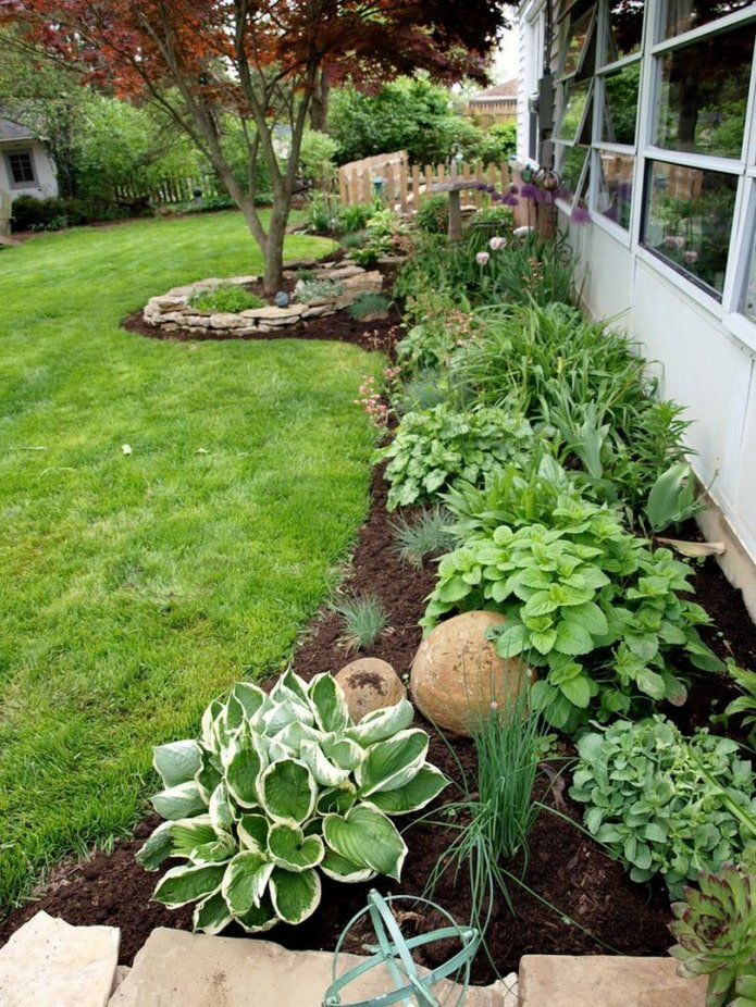 jardinera junto a la casa