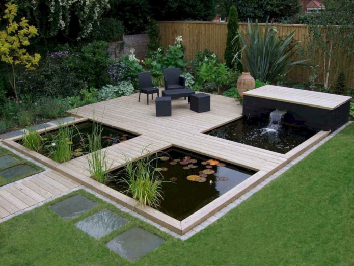 Terraza moderna con estanque