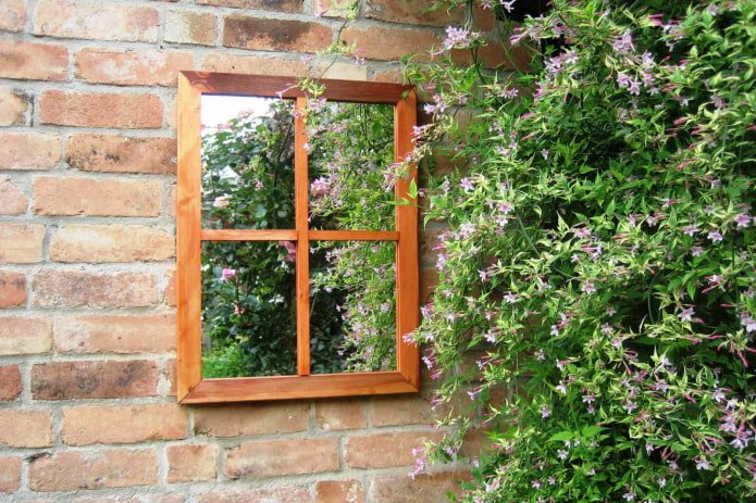 Ventana falsa hecha con un espejo