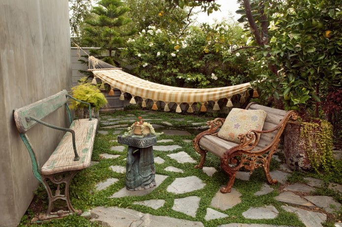Zona de recreo con elementos decorativos