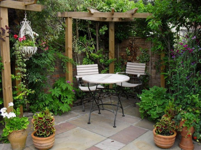 Muebles de jardín con patas finas