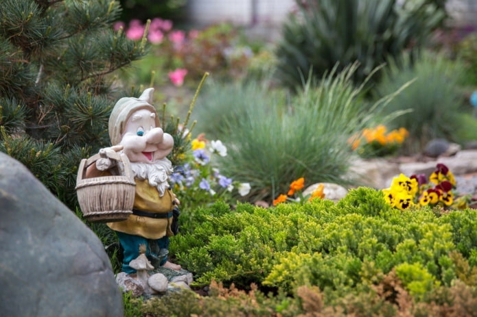 Gnomo en un macizo de flores