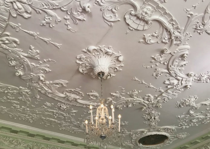 decoración de estuco en toda la superficie del techo