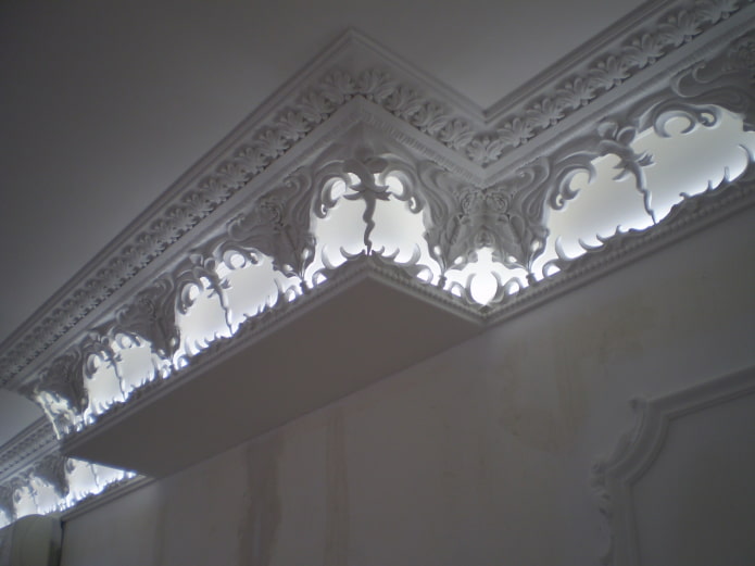 Decoración de estuco calado en el techo
