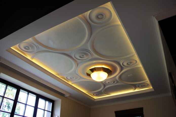 decoración de estuco en el techo con iluminación