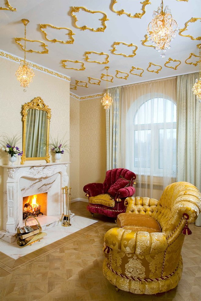 decoración de estuco dorado en el techo