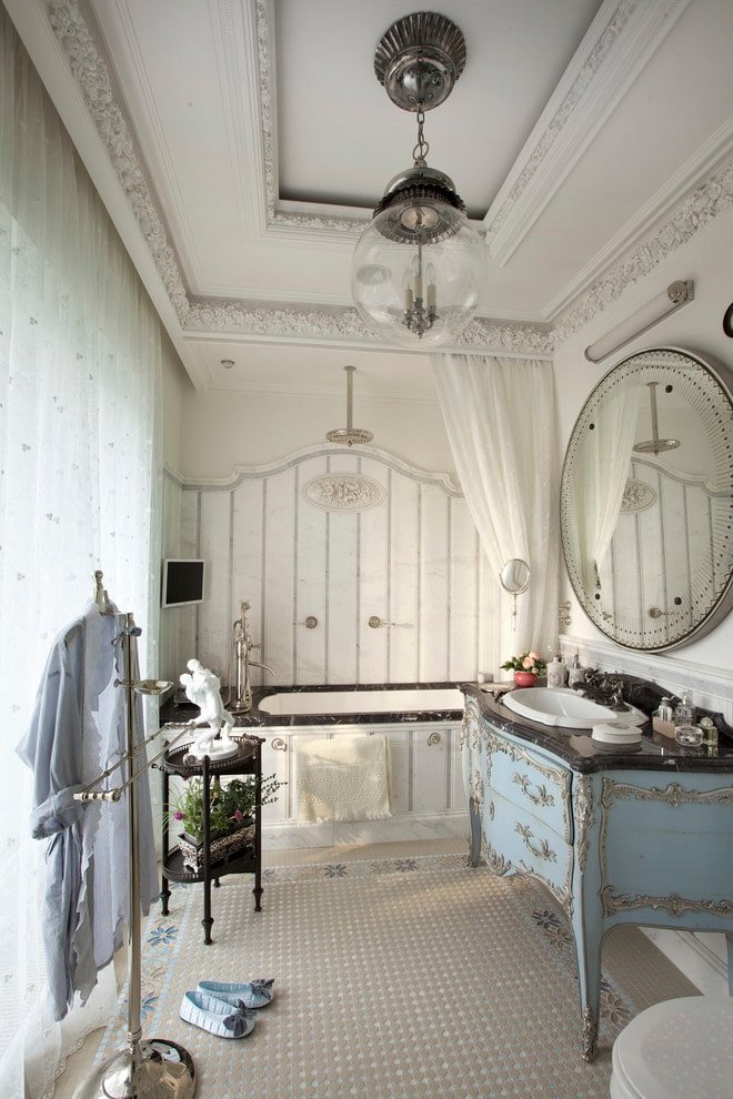 Decoración de estuco en el techo del baño