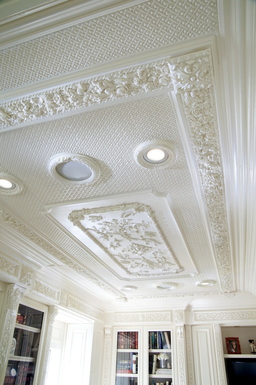 Decoración de estuco en el techo