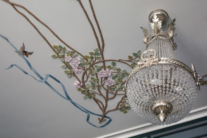 Decoración de estuco en forma de flores en el techo