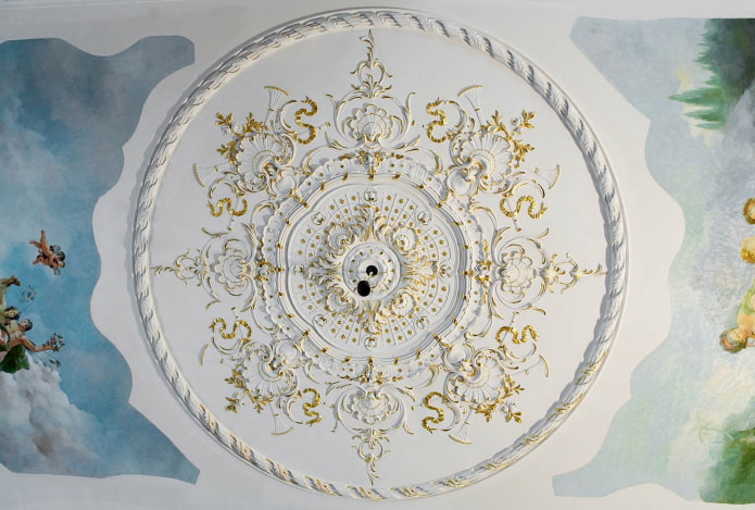 decoración de estuco con pintura en el techo