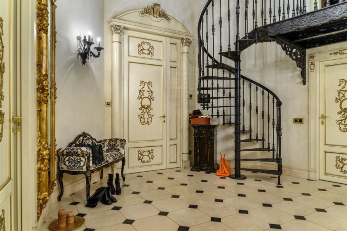 escalera de caracol en el interior de una casa particular
