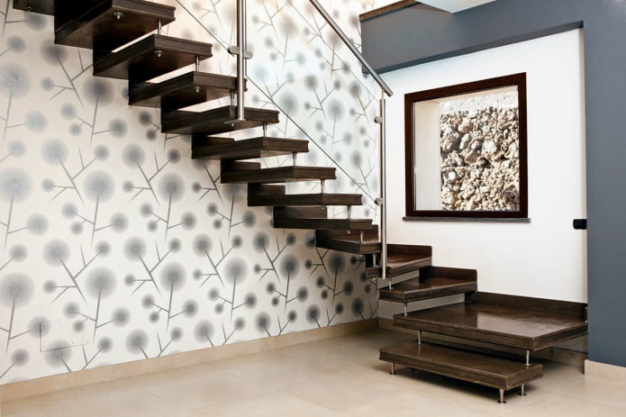 Escalera de pernos en el interior de una casa particular