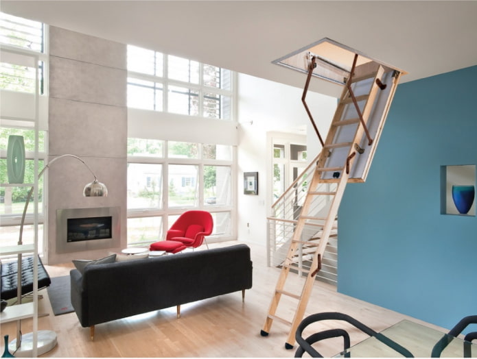 escalera plegable en el interior de una casa particular