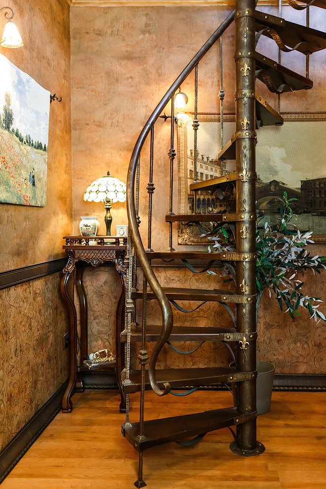 Escalera metálica en el interior de una casa particular