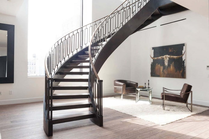 Escalera metálica en el interior de una casa particular