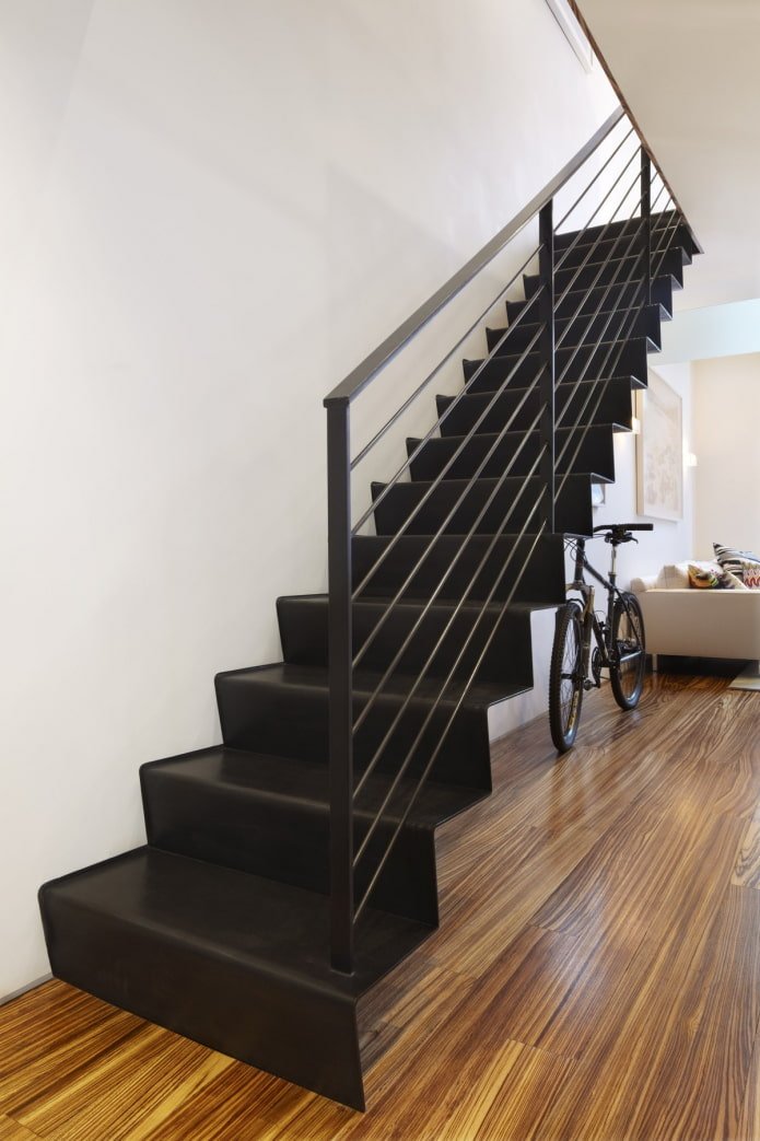 Escalera metálica en el interior de una casa particular