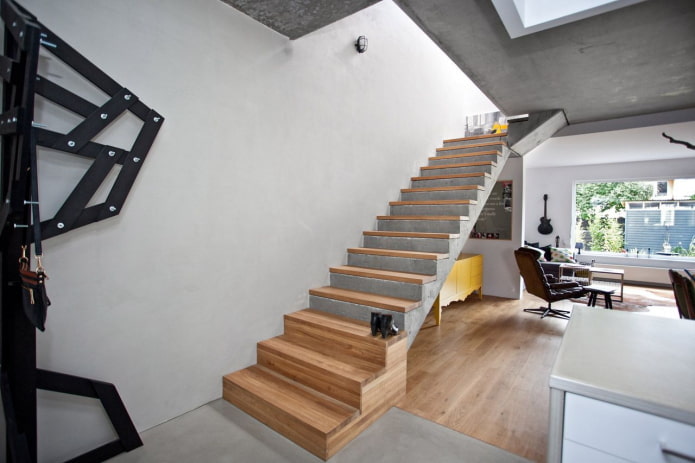 Escalera de hormigón en el interior de una casa particular