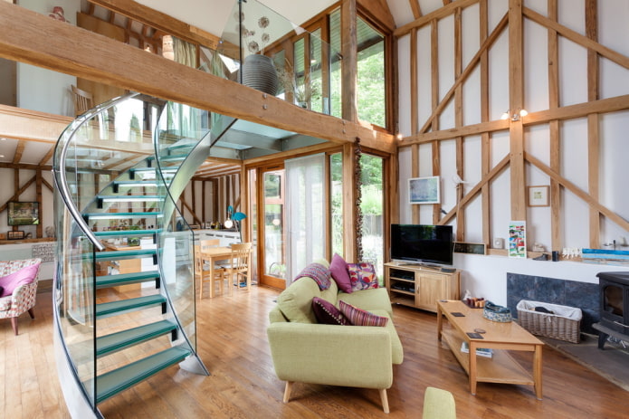 escalera de cristal en el interior de una casa particular