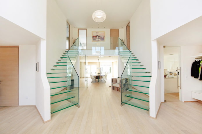 escalera de cristal en el interior de una casa particular