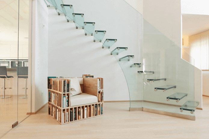 escalera de cristal en el interior de una casa particular