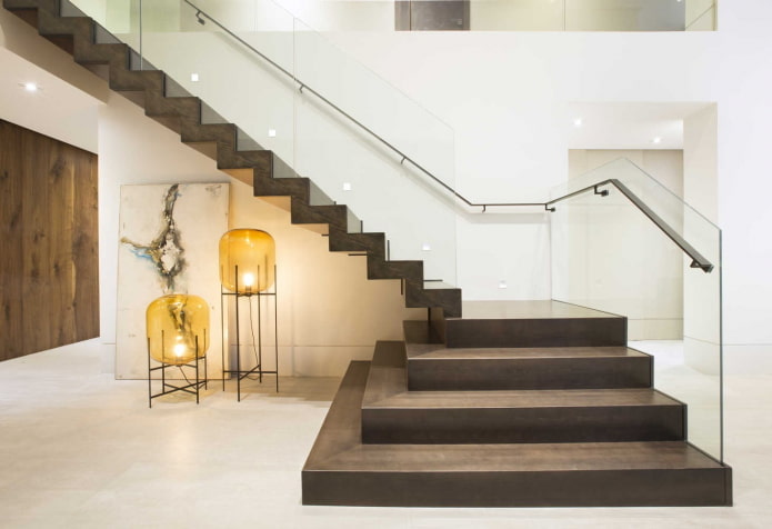 escalera de piedra en el interior de una casa privada