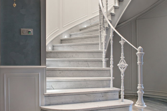 escalera de piedra en el interior de una casa privada