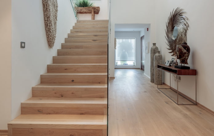 Decoración de escalera en el interior de una casa particular