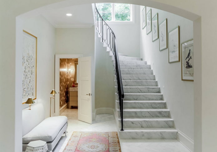 Decoración de escalera en el interior de una casa particular