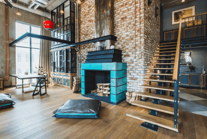 Escalera en el interior de una casa estilo loft