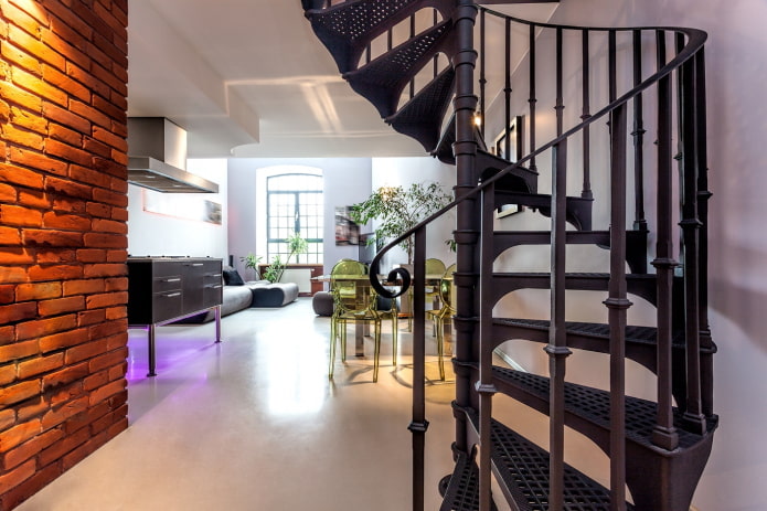 Escalera en el interior de una casa estilo loft