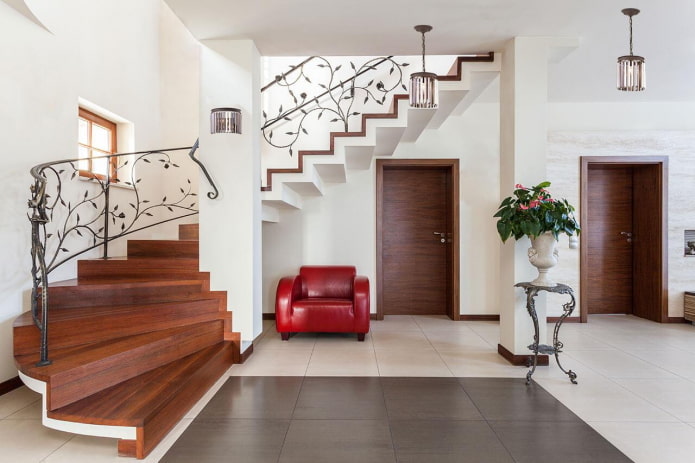 Escalera en el recibidor de una casa particular