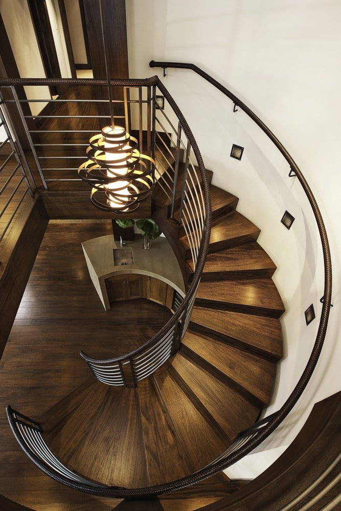 Iluminación de escalera en el interior de una casa particular