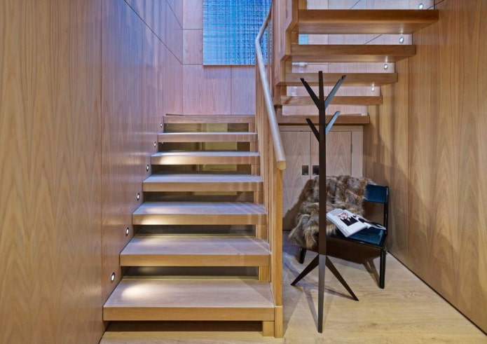 Iluminación de escalera en el interior de una casa particular