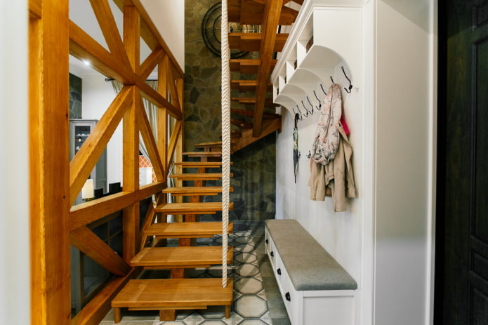 escaleras en el pasillo de una casa particular