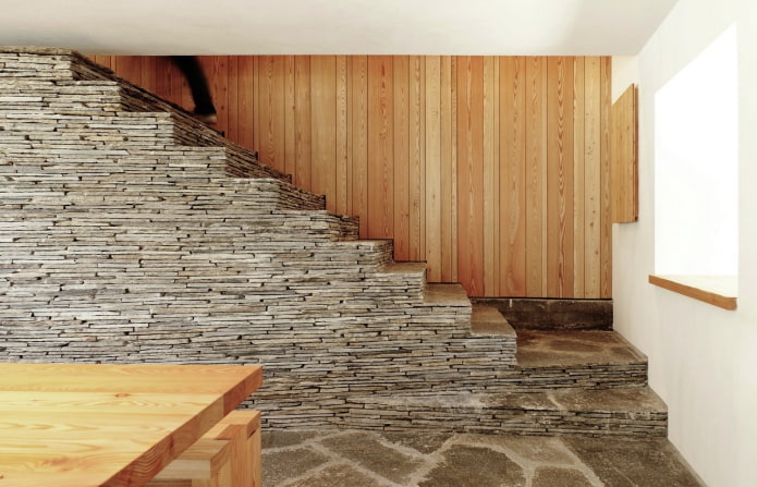 Decoración de escalera en el interior de una casa particular Casa