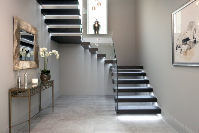 Iluminación de escalera en el interior de una casa particular