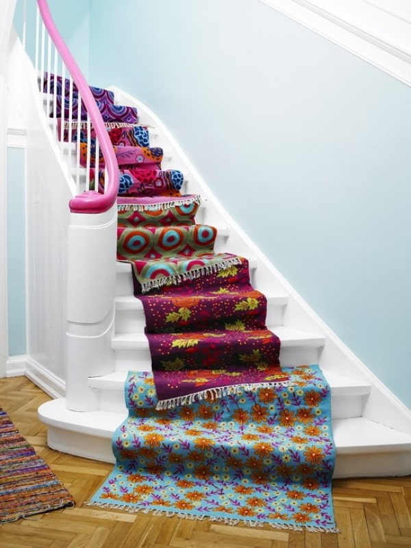 Decoración de escaleras en el interior de una casa particular