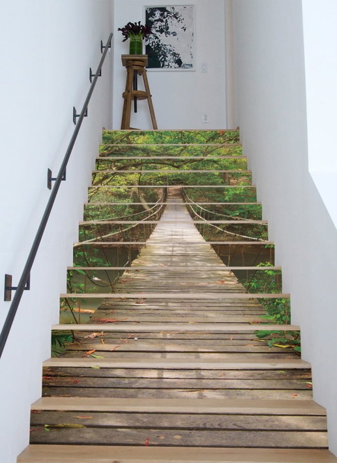 Decoración de escaleras en el interior de una casa particular
