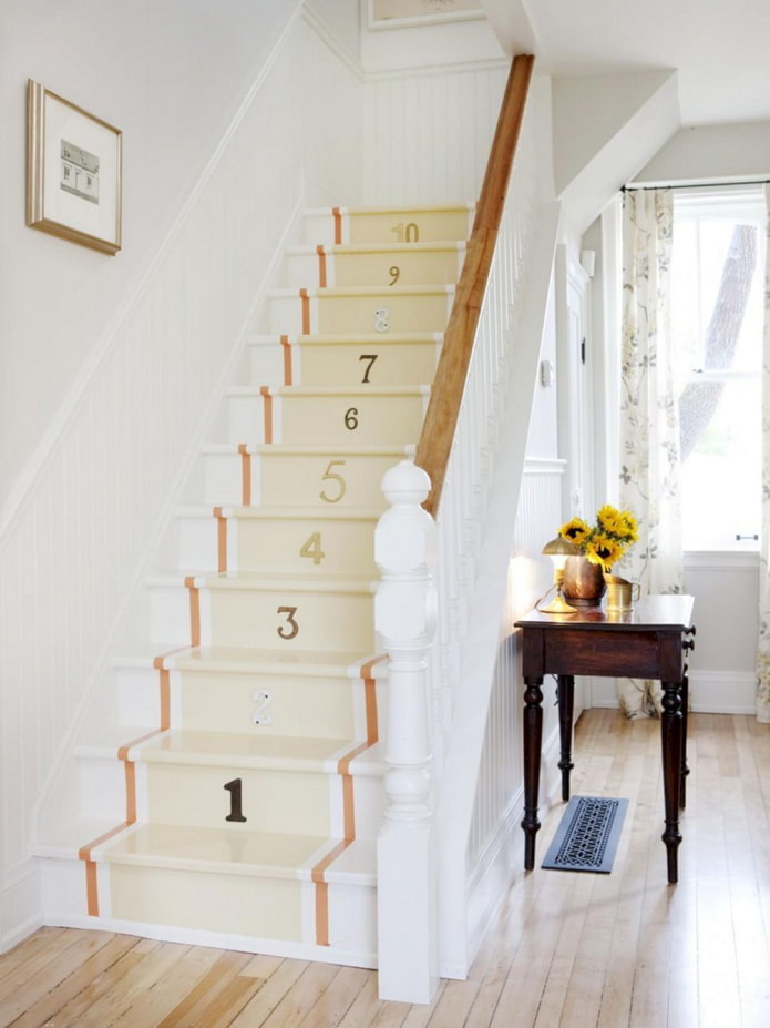 Diseño de escalera en el interior de una casa particular