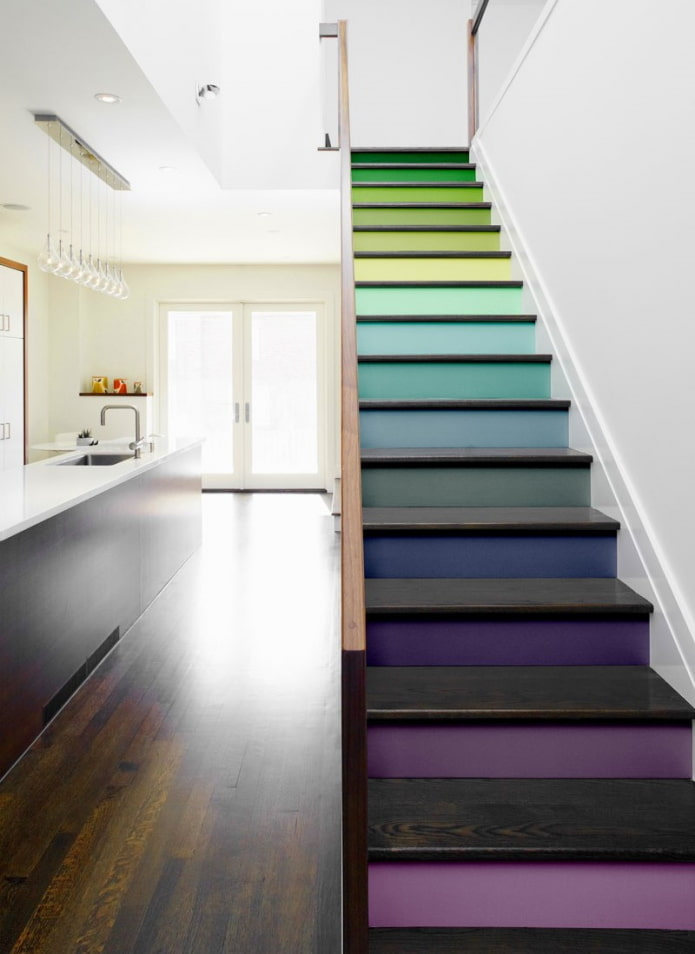 Diseño de escalera en el interior de una casa particular