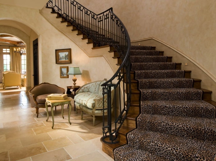 Diseño de escalera en el interior de una casa particular