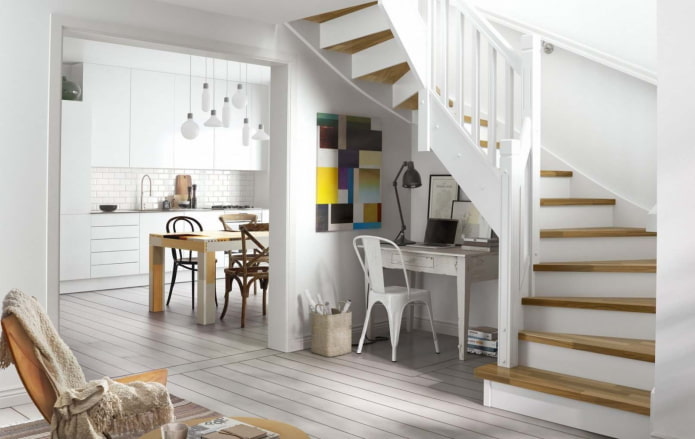 escalera en el interior de una casa de estilo escandinavo
